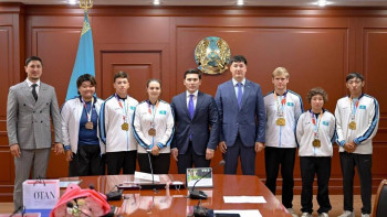 Фотография к новости: Ербол Мырзабосынов садақ атудан ұлттық құрама спортшыларын марапаттады