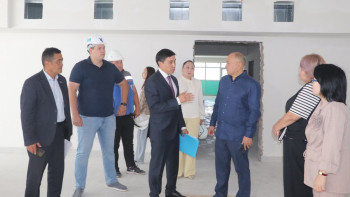 Фотография к новости: Жақсы мұғалімдерді мектепке тартуға жағдай жасадық – депутат