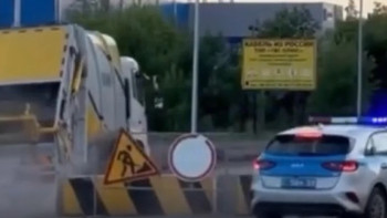 Фотография к новости: Қарағандыда мас жүргізуші қоқыс таситын көлігімен полицейлерден қашпақ болды