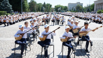 Фотография к новости: Талдықорғанда 5 мың домбырашы жаңа рекорд орнатты