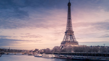 Фотография к новости: Парижде аптап ыстық салдарынан Эйфель мұнарасы уақытша жабылды