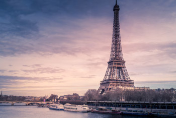 Фотография к новости: Парижде аптап ыстық салдарынан Эйфель мұнарасы уақытша жабылды