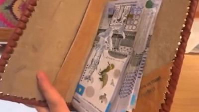 1 000 000 теңге шайпұл алған официант қыз көз жасын тыя алмады