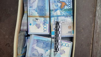 Фотография к новости: "Банк қызметкері" қарағандылық зейнеткерді тақырға отырғызды