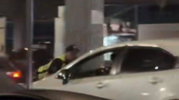 Фотография к новости: Алматы әуежайында бойжеткен полицейді көлігінің капотында сүйретіп әкетті