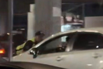 Фотография к новости: Алматы әуежайында бойжеткен полицейді көлігінің капотында сүйретіп әкетті