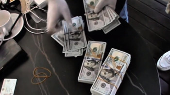 Фотография к новости: Алматыда екі экс-вице-министр ұсталып, олардан жүздеген мың доллар табылды