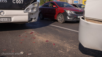 Фотография к новости: Алматыда жеңіл көлік автобуспен соқтығысты: зардап шеккендер бар