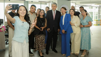 Фотография к новости: Ермек Көшербаев Qazcontent ұжымымен кездесті