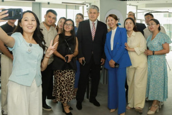 Фотография к новости: Ермек Көшербаев Qazcontent ұжымымен кездесті