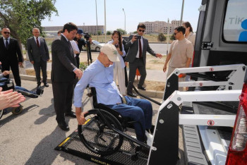 Фотография к новости: Түркия Ақтаудағы оңалту орталығына автокөлік сыйлады