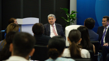 Фотография к новости: Премьер-министрдің орынбасары Ермек Көшербаев Qazcontent кеңсесіне келді