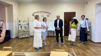 Фотография к новости: Мәжіліс депутаттары Астанадағы балаларды қолдау орталығына барды