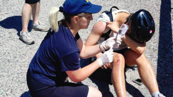 Фотография к новости: Құтқарушылар шетелдік туристке  көмек көрсетті