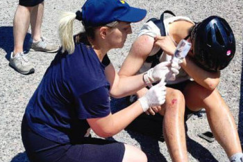 Фотография к новости: Құтқарушылар шетелдік туристке  көмек көрсетті