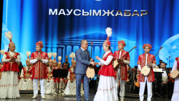 Фотография к новости: Ұлттық домбыра күніне орай өнер иелеріне домбыра табысталды