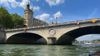 Фотография к новости: Париждегі Сена өзенінде 100 жылдан кейін алғаш рет шомылуға рұқсат берілді