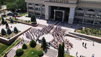 Фотография к новости: Ұлттық домбыра күні: Жамбылда 200-ден астам оқушы бір мезгілде "Ерке сылқым" күйін орындады