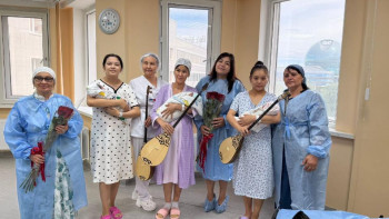 Фотография к новости: Астанада дүниеге келген нәрестелерге қазақтың ұлттық аспабы сыйға берілді