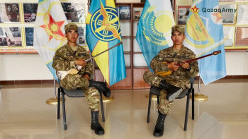 Фотография к новости: Ұлттық домбыра күніне орай егіз сарбаздар «Домбыра» күйін тарту етті