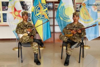 Ұлттық домбыра күніне орай егіз сарбаздар «Домбыра» күйін тарту етті