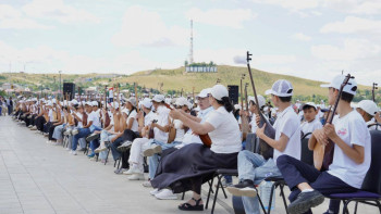 Фотография к новости: Көкшетауда «Балбырауын» күйін бір мезетте 3 мың домбырашы орындады