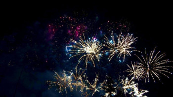 Фотография к новости: 100 мыңнан астам адам: Астанада қала күніне орай мерекелік отшашу өтті