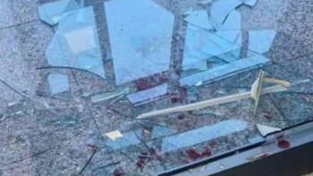 Фотография к новости: Оқыс оқиға: Алматы әуежайында баланың үстіне әйнек құлап кетті