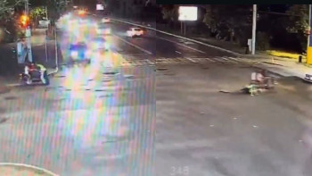 Фотография к новости: Алматыда мопед жүргізушісі полицейді қағып, оқиға орнынан қашып кетті