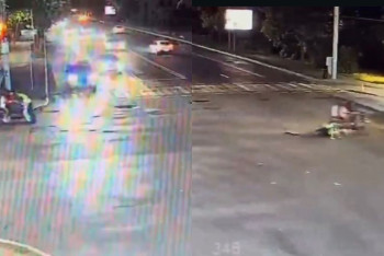 Фотография к новости: Алматыда мопед жүргізушісі полицейді қағып, оқиға орнынан қашып кетті