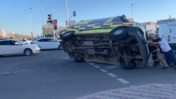 Фотография к новости: Астанада жедел жәрдем көлігі аударылып қалды
