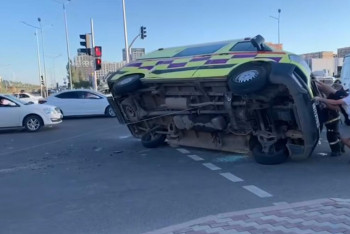 Фотография к новости: Астанада жедел жәрдем көлігі аударылып қалды