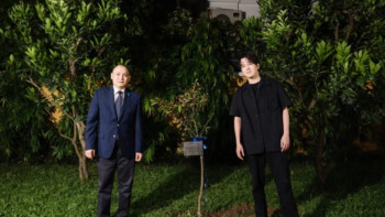 Фотография к новости: Димаш Қазақстанның Вьетнамдағы елшілігінің ауласына ағаш екті