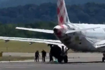 Фотография к новости: Италияда ер адам жұмыс істеп тұрған ұшақ қозғалтқышына тартылып, көз жұмды