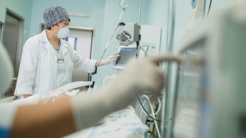 Фотография к новости: Дауыс қарлығады, тамақ ашиды: COVID-19-дың жаңа түрі таралуда