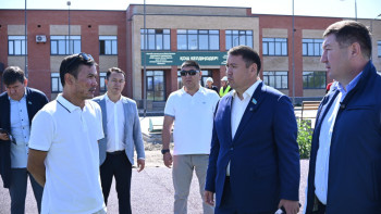 Фотография к новости: Депутат Ақтөбедегі жайлы мектеп құрылысымен танысты