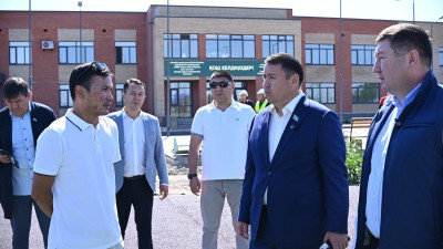 Депутат Ақтөбедегі жайлы мектеп құрылысымен танысты