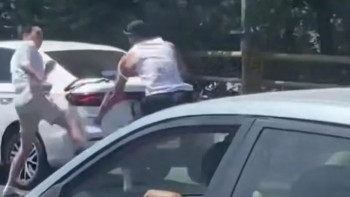 Фотография к новости: Алматыда жолдың қақ ортасында екі жүргізуші төбелесті