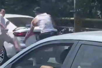 Фотография к новости: Алматыда жолдың қақ ортасында екі жүргізуші төбелесті