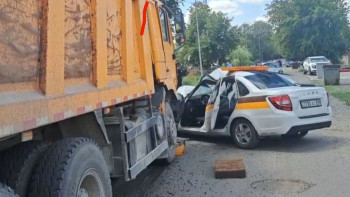 Фотография к новости: Қарағандыда жүк көлігі жеңіл көлікті таптап кетіп, бір адам қаза тапты