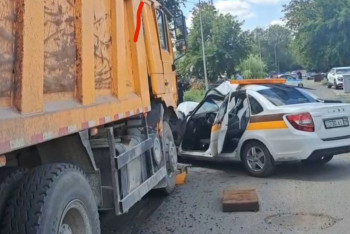 Фотография к новости: Қарағандыда жүк көлігі жеңіл көлікті таптап кетіп, бір адам қаза тапты