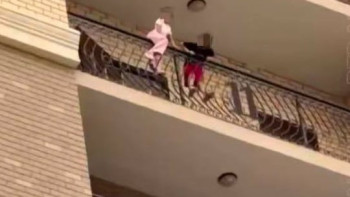 Фотография к новости: Қауіпті сәт: Ақтауда екі бала балкон қоршауына шығып кеткен