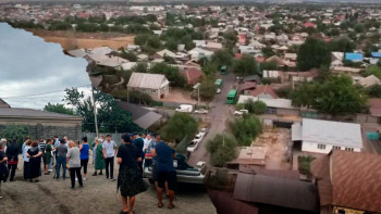 Фотография к новости: “Қарсымыз”: Алматыда тұрғындар үйлерінің сүрілуіне наразы