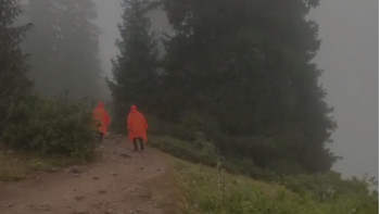 Фотография к новости: Алматыда құтқарушылар Фурманов шыңынан екі қызды эвакуациялады