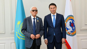 Фотография к новости: Дархан Сатыбалды Алматының көрнекті өкілдерін марапаттады