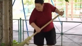 Фотография к новости: "Өкінемін". Әйгілі қазақ самбошысы көше сыпырып жүр