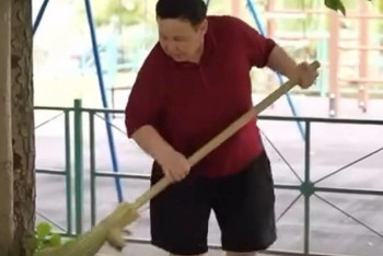 Фотография к новости: "Өкінемін". Әйгілі қазақ самбошысы көше сыпырып жүр