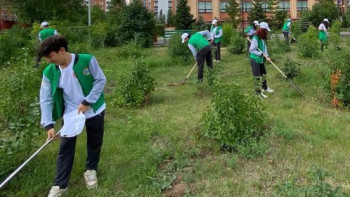 Фотография к новости: «Таза Қазақстан»: Астана мектебінің аумағына 600 түп ағаш отырғызылды