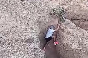 Фотография к новости: Шарын шатқалында терең жыраға құлап кеткен турист құтқарылды