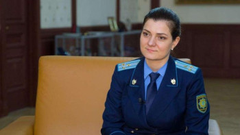 Фотография к новости: "Жылдың мемлекеттік қызметкері" болған Олеся Кексель азаптау ісі бойынша күдікті деп танылды